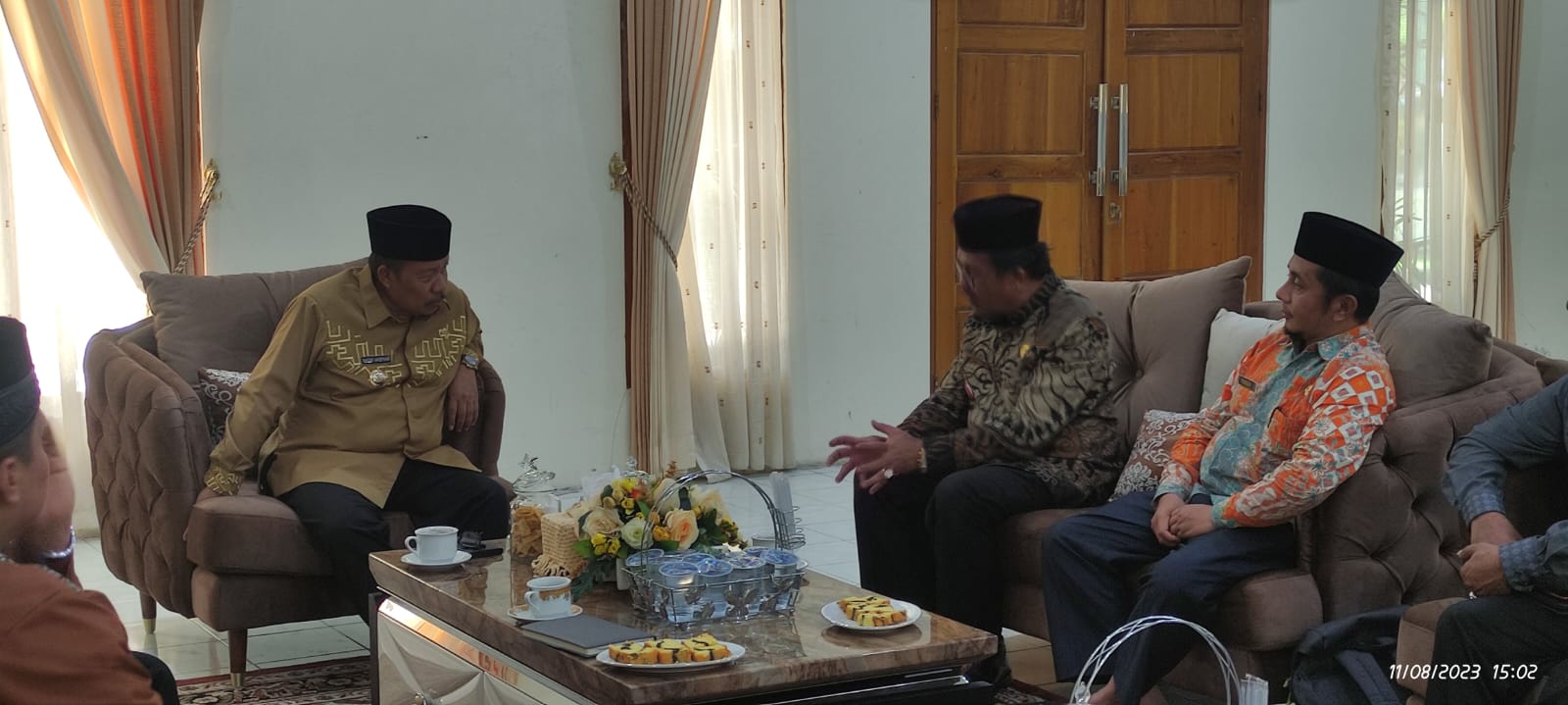 Plt. Kakan Kemenag Kabupaten Agam, Drs. H Alizar Chan, M. Ag saat temu ramah dengan Bupati Agam, Dr. H Andri Warman dirumah dinasnya.